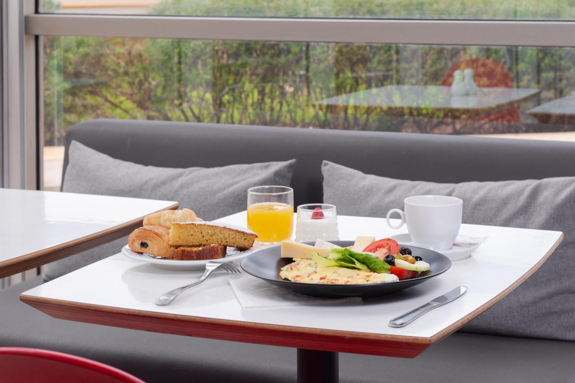 Hotel Ibis Casablanca Sidi Maarouf Exterior foto
